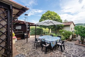 Outdoor dining - Villa Sina – Relax in the Lucca Countryside with Private Pool (Capannori)