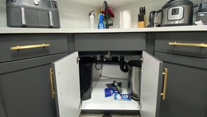 Une cuisine équipée d’un lave-linge encastré, d’une machine à café et d’un cuiseur à riz posé sur le plan de travail.
