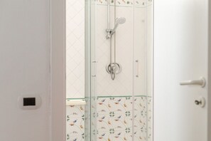 Shower, hair dryer, bidet, towels - VILLA LAURA - Villasimius, where home and sea are one step apart (Villasimius)