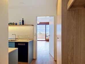 Refrigerador, horno, lavavajillas y utensilios de cocina 