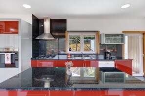 Fridge, microwave, oven, stovetop - Apartment 'Casa Do Lagar' with Lake View, Wi-Fi and Air Conditioning (Geres)