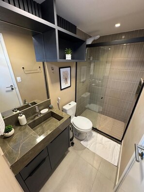 Appartement | Salle de bain | Serviettes fournies, papier toilette