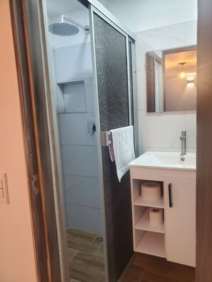 Ducha, secador de pelo, toallas y jabón