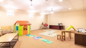 A children's play area with a playhouse, mats, and toys. - Duplex Chalet With Terrace (Gresse-en-Vercors)