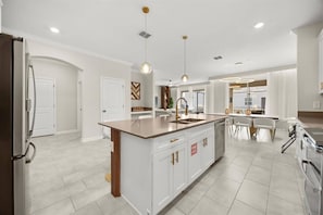 Fridge, microwave, oven, stovetop - Last Minute Disney Getaway! Private Pool, Game Room & Themed Bedrooms. Book Now! #173135 (Orlando)
