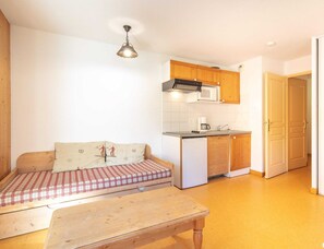 Apartment | Living room - Comfortable Apartment With Pool Access (Saint-Sorlin-d'Arves)