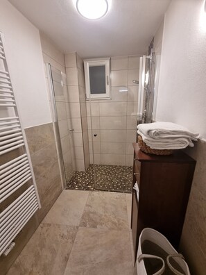 Chuveiro, secador de cabelo, toalhas de banho, sabonete