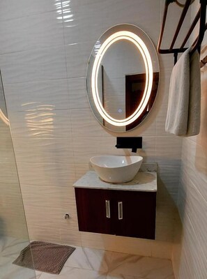 Basic Double Room | Bathroom - The Ambassadors Hotel (Lagos)