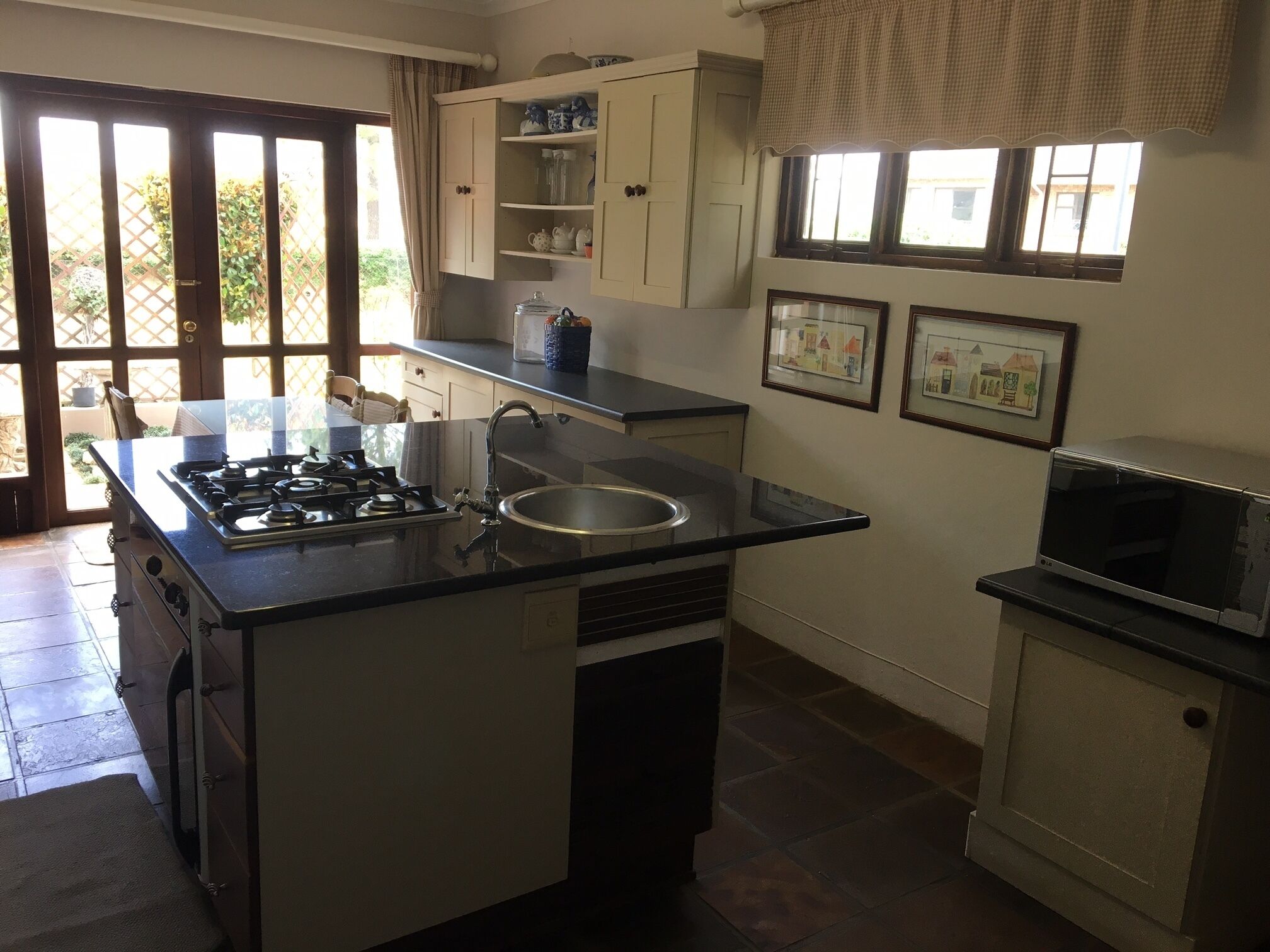 Refrigerador con freezer, microondas, horno, placa de cocina