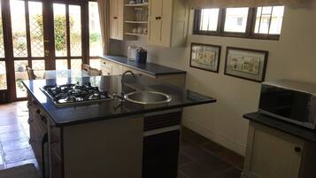 Refrigerador con freezer, microondas, horno, placa de cocina