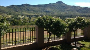 Un jardin clos avec vue sur une chaîne de montagnes.