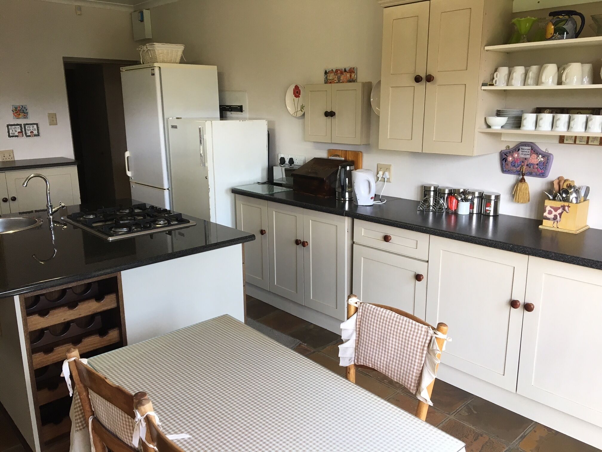 Full-size fridge, microwave, oven, stovetop