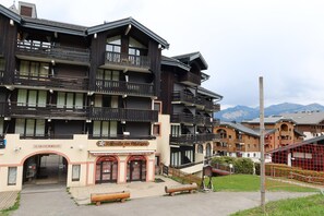 Ein mehrstöckiges Hotel mit Balkonen, einem Restaurant und einer Bar.