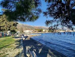 Beach - M&M Pelivan apartment (Kaštel Kambelovac)