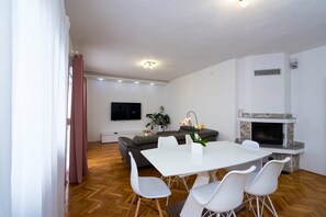 Dining - M&M Pelivan apartment (Kaštel Kambelovac)