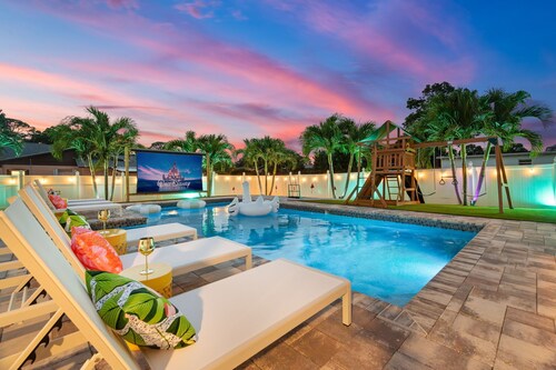 Fun & Sun! Heated Pool, Pickleball, Mini Golf, Game Room + More! Sleeps 18!