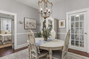 Dining - St. Elmo Bungalow - Mtn Views! *Monthly Stays* (Chattanooga)