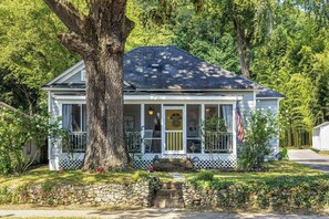 Exterior - St. Elmo Bungalow - Mtn Views! *Monthly Stays* (Chattanooga)
