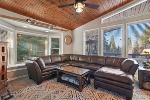 Living area - Spacious 4-bedroom house in nice Garden Valley with AC (Garden Valley)