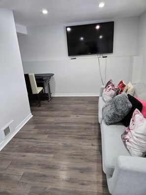 Living area - The perfect Ottawa getaway (Ottawa)