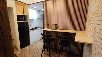 Deluxe Studio, Balcony, City View | Dining
