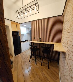 Deluxe-studio, parveke, kaupunkinäköala | Ruokailu