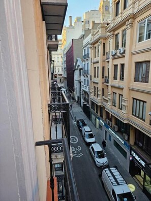 Chambre Double Deluxe, balcon, vue ville | Enceinte de l’hébergement
