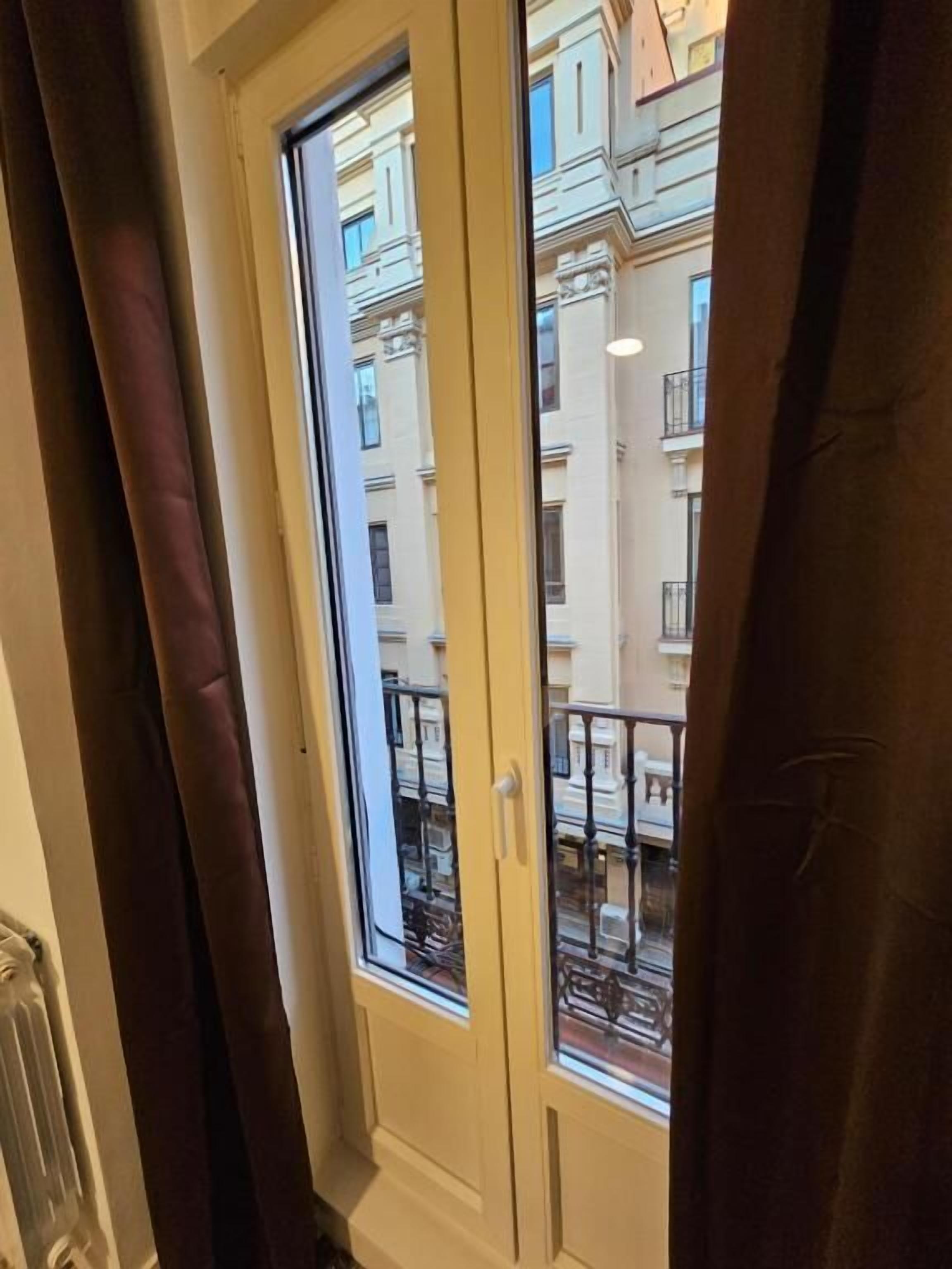 Deluxe Double Room, Balcony, City View | Interior