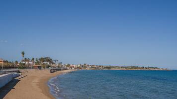 Una spiaggia nelle vicinanze