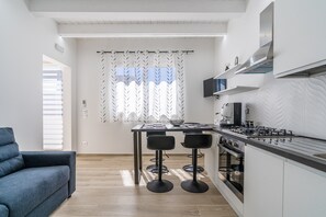 Fridge, microwave, oven, stovetop - Mediterranean Elegance – 2nd Floor Apartment with Private Terrace, Wi-Fi & Air Conditioning (Avola)
