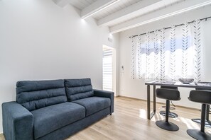 TV - Mediterranean Elegance – 2nd Floor Apartment with Private Terrace, Wi-Fi & Air Conditioning (Avola)