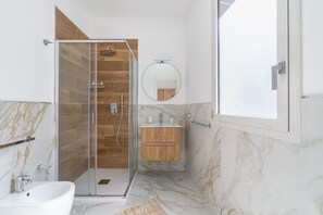 Shower, hair dryer, towels - Mediterranean Elegance – First Floor Apartment with Balcony, Wi-Fi, and Air Conditioning (Avola)