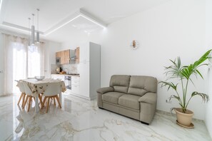 TV - Mediterranean Elegance – First Floor Apartment with Balcony, Wi-Fi, and Air Conditioning (Avola)