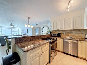 Private kitchen - Madeira Vista 406 (Madeira Beach)