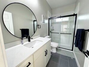 Shower, hair dryer, towels, soap - 5704- Cozy 2B1B Private Unit near FWY 580/24 & UCB (Oakland)