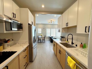 Fridge, microwave, oven, stovetop - 5704- Cozy 2B1B Private Unit near FWY 580/24 & UCB (Oakland)