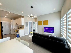 Smart TV - 5704- Cozy 2B1B Private Unit near FWY 580/24 & UCB (Oakland)