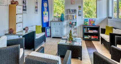 Large Nature Retreat for 8 by the Lake