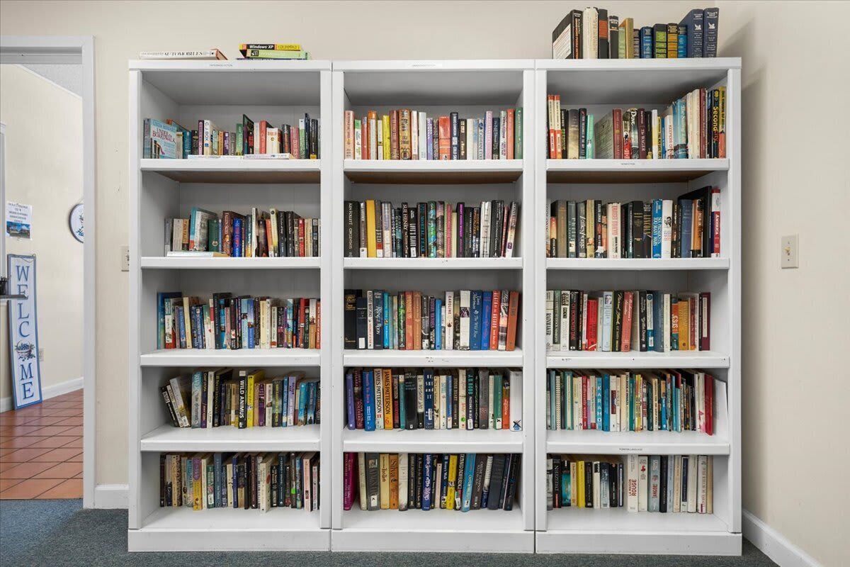 Een boekenplank vol boeken in een bibliotheek.