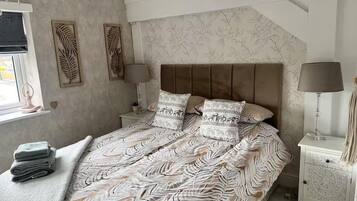 3 bedrooms, iron/ironing board, free WiFi, bed sheets