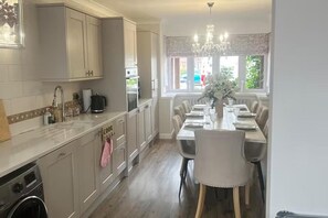 Fridge, microwave, oven, stovetop - Tranquil Solihull Retreat - 3 Bedroom House (Solihull)