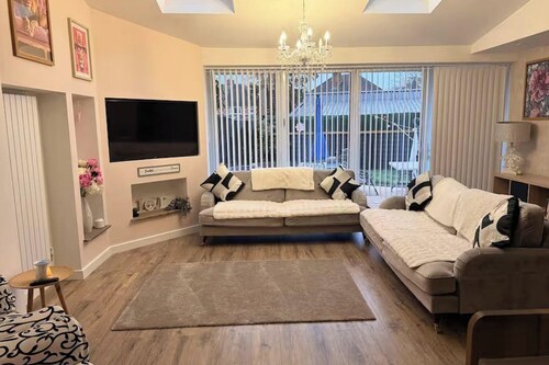 Tranquil Solihull Retreat - 3 Bedroom House