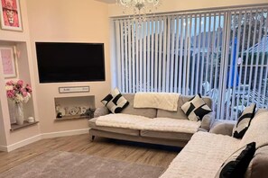Fireplace - Tranquil Solihull Retreat - 3 Bedroom House (Solihull)