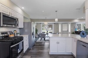 Private kitchen - Spacious 5 Bed 2 bath House (Melrose Park)