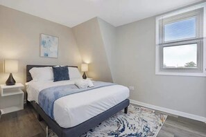 WiFi - Spacious 5 Bed 2 bath House (Melrose Park)