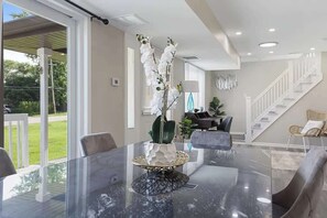 Dining - Spacious 5 Bed 2 bath House (Melrose Park)