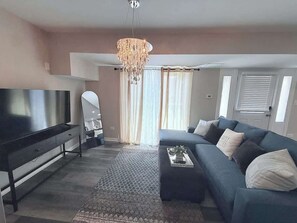 TV, offices - Spacious 5 Bed 2 bath House (Melrose Park)