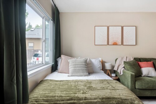 Sunny Mt. Tabor Studio, Full Kitchen, Walk to Parks