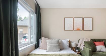 Sunny Mt. Tabor Studio, Full Kitchen, Walk to Parks