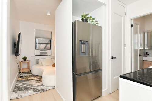 Elegant 2BR Retreat Near Central Park